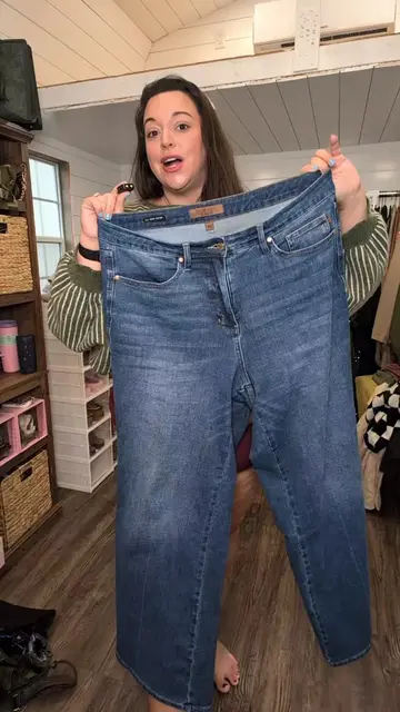 wide leg retro jeans for plus size girls #plussizejeans #plussizefashion #judybluedenim #judybluejeanseveryday #judybluetummycontrol