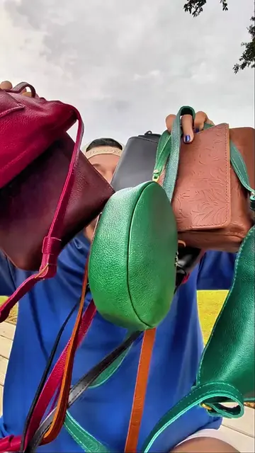 the poppy is such a good crossbody! @PORTLAND LEATHER GOODS #plgpartner #portlandleather