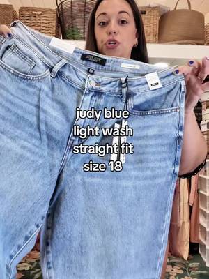 oooh I love these! just need to size up one 😍 #curvyjeans #curvyfashion #curvymoms #plussizefashion #plussizeootd